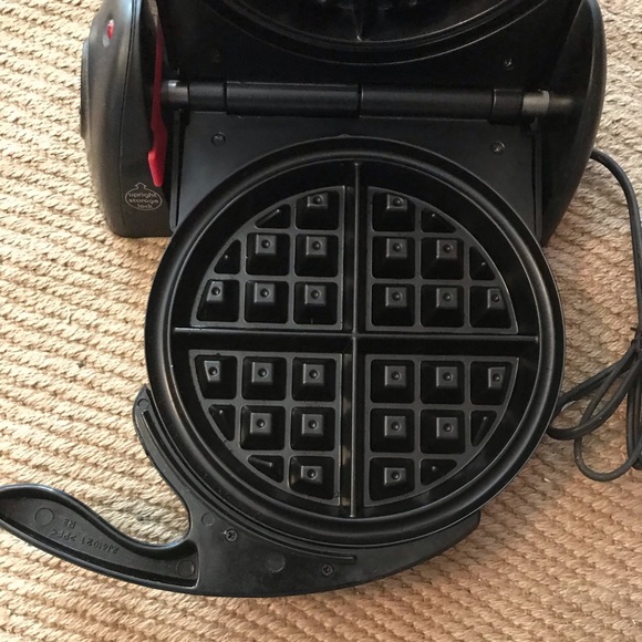 Presto 03510 Flipside Belgian Waffle Maker. - Picture 4 of 12